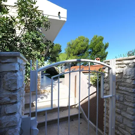 Wunderschoene In Crveni Vrh Mit Grill- Terrasse Und Garten By Interhome Apartman
